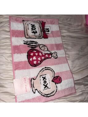 Betsey Johnson XOX Bath Rug Pink Hearts Perfume Glam Y2K McBling 20x30 NWT